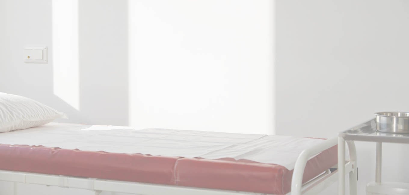 Медицинская кушетка в палате