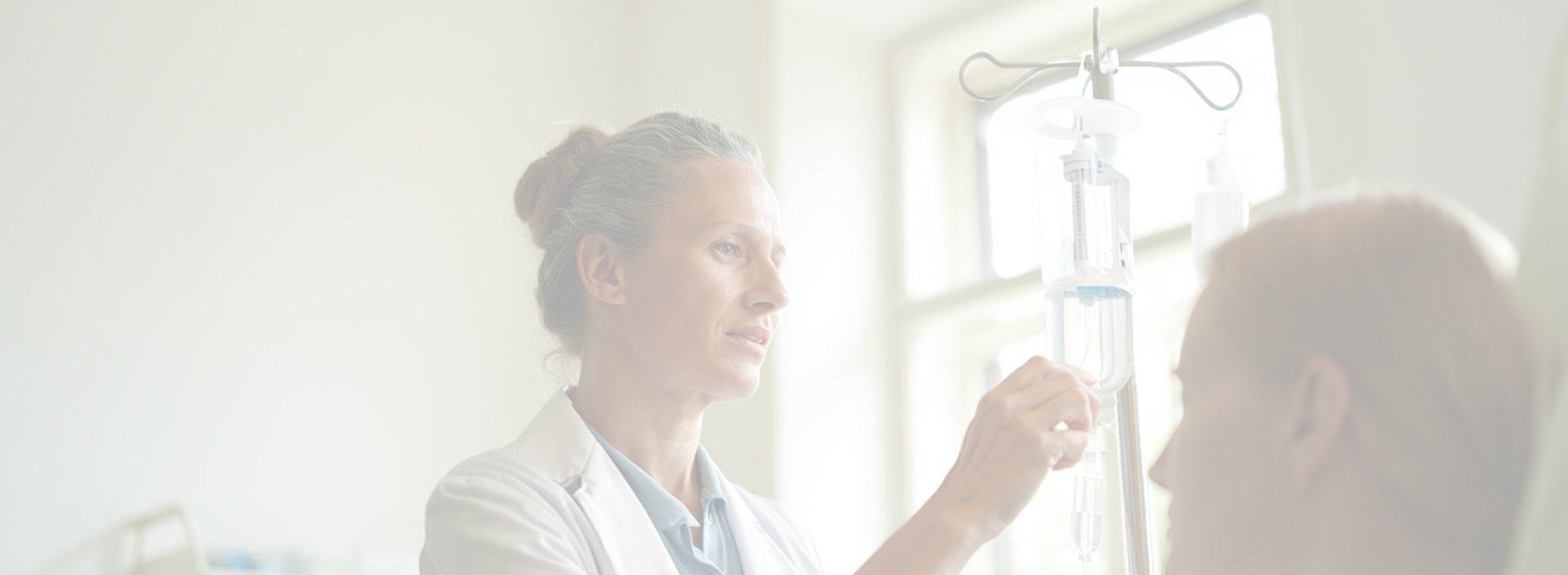 Врач ставит капельницу пациенту